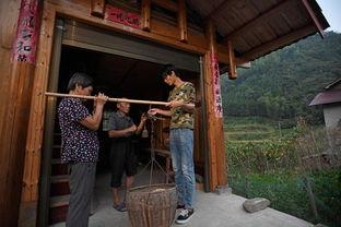 农村戏台子打鼓网红,传承民俗文化的时代新声