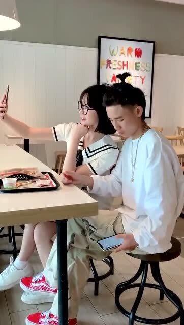 懂事的吃瓜男孩,揭秘校园里的“小大人”现象