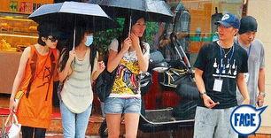 明星走大街,明星街头漫步，人气爆棚引围观