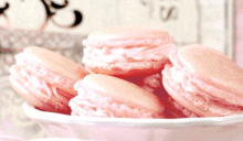 女人吃甜品遇到明星,女人甜品时光里的明星惊喜