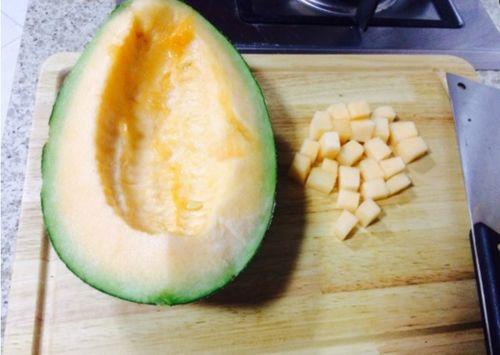 两母子吃哈密瓜