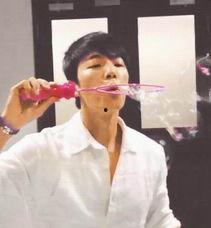 明星吹泡泡,梦幻泡泡中的璀璨瞬间