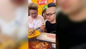 娱乐吃瓜酱情人节,甜蜜瓜料，揭秘明星情侣甜蜜瞬间